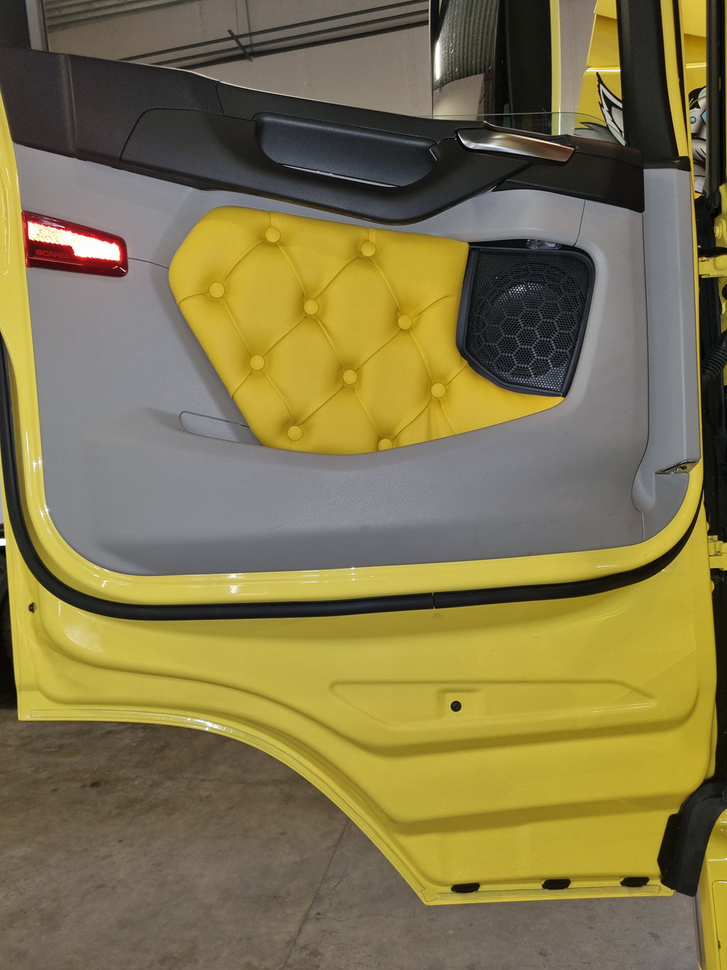 Knappstoppade dörrsidor