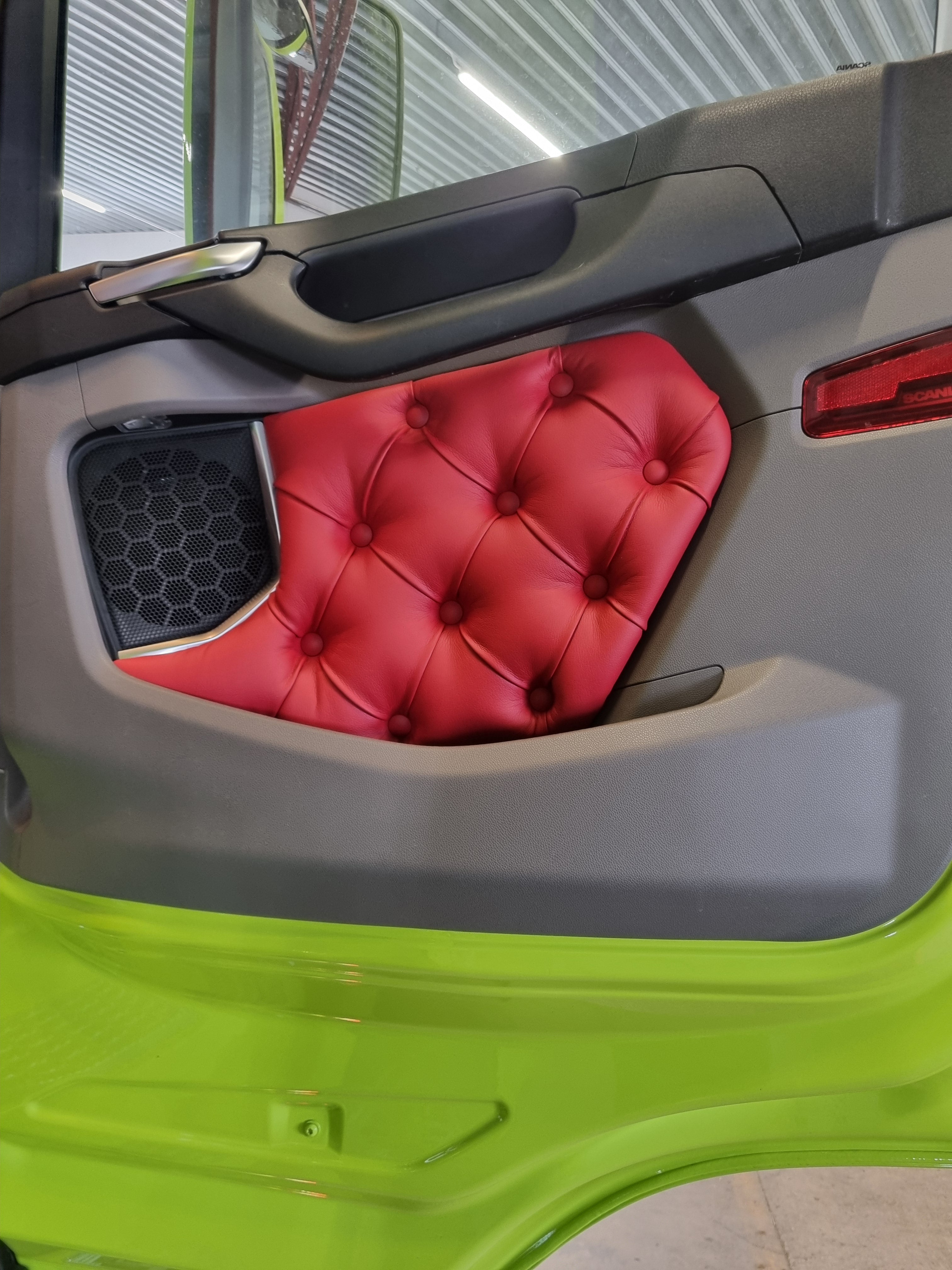 Knappstoppade dörrsidor